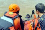 ABK KM Naga Mas II yang Terjun ke Sungai Kapuas Ditemukan Meninggal Dunia Tim SAR Gabungan Lakukan Pencarian ABK KM Naga Mas II di Sungai Kapuas