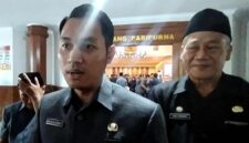 Bupati Tuban Aditya Halindra Faridzky memberikan keterangan kepada awak media usai sidang paripurna DPRD Tuban, Selasa (30/6/2026). Dalam kesempatan tersebut, ia menyebut Kabupaten Tuban memiliki potensi batu bara yang masih tergolong muda sehingga eksplorasinya dinilai masih memerlukan kajian lebih lanjut, (Assayid Annazili/Liputansatu.id).