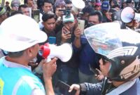 Perwakilan PLN saat menyampaikan pendapatnya dihadapan massa dari BPM Kalimantan Barat menggelar aksi unjuk rasa di halaman Masjid Raya Mujahidin Pontianak, (Ist).