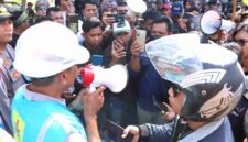 Perwakilan PLN saat menyampaikan pendapatnya dihadapan massa dari BPM Kalimantan Barat menggelar aksi unjuk rasa di halaman Masjid Raya Mujahidin Pontianak, (Ist).