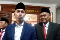 Bupati Tuban Aditya Halindra Faridzky memberikan keterangan kepada awak media usai Sidang Paripurna DPRD Tuban, Rabu (01/07/2026), terkait penyebab dua bangunan sekolah yang roboh dalam kurun waktu kurang dari satu bulan, (Assayid Annazili/Liputansatu.id).