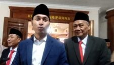Bupati Tuban Aditya Halindra Faridzky memberikan keterangan kepada awak media usai Sidang Paripurna DPRD Tuban, Rabu (01/07/2026), terkait penyebab dua bangunan sekolah yang roboh dalam kurun waktu kurang dari satu bulan, (Assayid Annazili/Liputansatu.id).