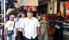 Bupati Situbondo Yusuf Rio Wahyu Prayogo (Mas Rio) meninjau kondisi Pasar Mimbaan, Rabu (01/07/2026). Pemkab Situbondo menyiapkan revitalisasi pasar dengan konsep pusat perdagangan, kuliner, dan ruang rekreasi keluarga mulai 2026, (Assayid Annazili/Liputansatu.id).