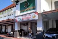 Kejaksaan Negeri Tuban, Rabu (1/7/2026). Polemik dugaan permintaan uang pelicin yang menyeret sejumlah nama pejabat Kejari Tuban masih menjadi perhatian publik, sementara Kejati Jawa Timur membantah adanya penggeledahan maupun proses hukum terhadap Kepala Kejari Tuban. (Assayid Annazili/Liputansatu.id).