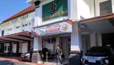 Kejaksaan Negeri Tuban, Rabu (1/7/2026). Polemik dugaan permintaan uang pelicin yang menyeret sejumlah nama pejabat Kejari Tuban masih menjadi perhatian publik, sementara Kejati Jawa Timur membantah adanya penggeledahan maupun proses hukum terhadap Kepala Kejari Tuban. (Assayid Annazili/Liputansatu.id).