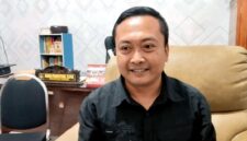 Ketua KPU Situbondo, Hadi Prayitno, menyampaikan hasil rapat pleno Pemutakhiran Data Pemilih Berkelanjutan (PDPB) Triwulan II Tahun 2026, (Fia Rahma/Liputansatu.id).