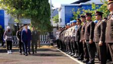 Bupati Tuban Aditya Halindra Faridzky memimpin upacara Hari Bhayangkara ke-80 di Mapolres Tuban yang menjadi momentum apresiasi atas peningkatan status Polres Tuban menjadi Polresta, (Assayid Annazili/Liputansatu.id).