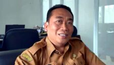 Inspektur Pembantu (Irban) V Inspektorat Kabupaten Tuban, Bambang Suhaji, memberikan keterangan kepada awak media terkait proses pemeriksaan dugaan penjualan Tanah Kas Desa (TKD) Talangkembar, Kamis (02/07/2026), (Assayid Annazili/Liputansatu.id).