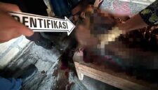 Petugas kepolisian melakukan proses identifikasi di lokasi penemuan seorang pria yang meninggal dunia di dalam rumahnya di Desa Prambontergayang, Kecamatan Soko, Kabupaten Tuban, Kamis (02/07/2026), (Assayid Annazili/Liputansatu.id).