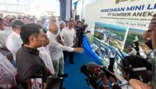 Menteri ESDM RI Bahlil Lahadalia didampingi Bupati Tuban Aditya Halindra Faridzky (Lindra) meninjau paparan proyek saat peresmian Mini LNG PT Sumber Aneka Gas (SAG) di Desa Sambonggede, Kecamatan Merakurak, Kabupaten Tuban, Kamis (25/6/2026), (Assayid Annazili/Liputansatu.id).