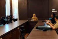 Puluhan guru P3K yang terdampak pemutusan kontrak mengikuti proses penyerahan Surat Keputusan (SK) di Kantor Dinas Pendidikan Kabupaten Tuban, Selasa (7/7/2026). SK tersebut menjadi syarat pencairan Jaminan Hari Tua (JHT) setelah para guru menunggu kepastian selama tujuh bulan, (Assayid Annazili/Liputansatu.id).
