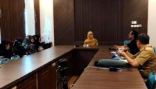 Puluhan guru P3K yang terdampak pemutusan kontrak mengikuti proses penyerahan Surat Keputusan (SK) di Kantor Dinas Pendidikan Kabupaten Tuban, Selasa (7/7/2026). SK tersebut menjadi syarat pencairan Jaminan Hari Tua (JHT) setelah para guru menunggu kepastian selama tujuh bulan, (Assayid Annazili/Liputansatu.id).