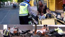 Petugas Satlantas Polresta Tuban memberikan pembinaan kepada pengemudi becak motor yang terjaring operasi di Jalan KH Mustain, kawasan parkir Becak Wisata Sunan Bonang, (Assayid Annazili/Liputansatu.id)