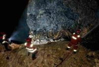 Petugas Damkar Kabupaten Tuban melakukan pembasahan di kawasan TPA Gunung Panggung, Kelurahan Gedongombo, Kecamatan Semanding, Kamis (09/07/2026) malam, (Assayid Annazili/Liputansatu.id).