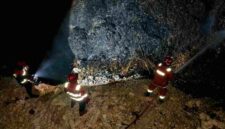 Petugas Damkar Kabupaten Tuban melakukan pembasahan di kawasan TPA Gunung Panggung, Kelurahan Gedongombo, Kecamatan Semanding, Kamis (09/07/2026) malam, (Assayid Annazili/Liputansatu.id).
