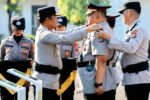 Era Baru Penegakan Hukum di Tuban Dimulai, Kapolda Resmikan Polresta Tuban Kapolda Jawa Timur Irjen Pol. Nanang Avianto menyematkan tanda jabatan kepada Kapolresta Tuban pertama, Kombes Pol. Jazuli Dani Irawan,
