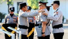 Kapolda Jawa Timur Irjen Pol. Nanang Avianto menyematkan tanda jabatan kepada Kapolresta Tuban pertama, Kombes Pol. Jazuli Dani Irawan, dalam upacara pengukuhan Polresta Tuban di Lapangan Mapolresta Tuban, Rabu (15/07/2026), (Aji Swasto/Liputansatu.id)