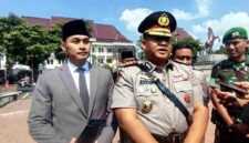 Kapolresta Tuban Kombes Pol. Jazuli Dani Irawan memberikan keterangan kepada awak media di Alun-alun Tuban usai mengantar Kapolda Jawa Timur Irjen Pol. Nanang Avianto, Rabu (15/7/2026). Dalam kesempatan itu, ia menjelaskan alasan tidak adanya sesi peliputan dan doorstop media saat pengukuhan Polresta Tuban, (Assayid Annazili/Liputansatu.id).