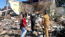 Petugas BPBD Situbondo bersama aparat dan perangkat desa melakukan asesmen di lokasi rumah warga yang roboh akibat gelombang pasang, abrasi pantai, banjir rob, dan angin kencang di Desa Landangan, Kecamatan Kapongan, Kabupaten Situbondo, Rabu (15/07/2026), (Fia Rahma/Liputansatu.id).