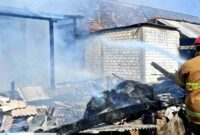 Petugas Pos Damkar Bancar berupaya memadamkan kebakaran yang menghanguskan dapur, kandang ternak, dan bagian belakang rumah milik warga di Dusun Joho, Desa Kayen, Kecamatan Bancar, Kabupaten Tuban, Rabu (15/7/2026). Diduga kebakaran dipicu bara api dari tungku kayu bakar yang belum padam, (Assayid Annazili/Liputansatu.id).