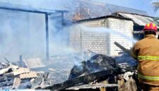 Petugas Pos Damkar Bancar berupaya memadamkan kebakaran yang menghanguskan dapur, kandang ternak, dan bagian belakang rumah milik warga di Dusun Joho, Desa Kayen, Kecamatan Bancar, Kabupaten Tuban, Rabu (15/7/2026). Diduga kebakaran dipicu bara api dari tungku kayu bakar yang belum padam, (Assayid Annazili/Liputansatu.id).
