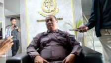 Plh Kepala Kejaksaan Negeri (Kejari) Tuban, Abdul Rasyid, memberikan keterangan kepada awak media terkait perkembangan pemeriksaan internal dugaan pelanggaran dalam penanganan perkara tambang ilegal di Kantor Kejari Tuban, Rabu (15/07/2026), (Assayid Annazili/Liputansatu.id).