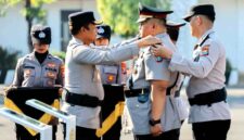 Kapolda Jatim Irjen Pol. Nanang Avianto melantik Kombes Pol. Jazuli Dani Irawan sebagai Kapolresta Tuban, (Assayid Annazili/Liputansatu.id).