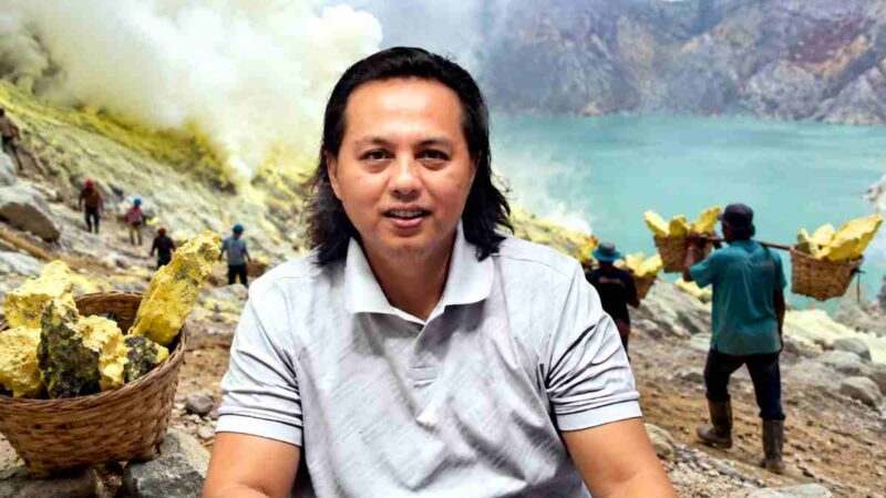 Ketua Umum Netra Bakti Indonesia (NBI), HRM Khalilur R. Abdullah Sahlawiy (Gus Lilur), menyampaikan pandangannya tentang pentingnya kepastian hukum bagi penambang belerang tradisional di Kawah Ijen agar negara hadir melindungi rakyat kecil, (Fia Rahma/Liputansatu.id).