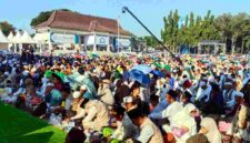 Lautan jemaah memadati Alun-alun Situbondo saat Haul Masyayikh Jemaah Sholawat Nariyah. Panitia memperkirakan jumlah peserta mencapai lebih dari 150 ribu orang yang datang dari berbagai daerah di Indonesia hingga Mancanegara, (Fia Rahma/Liputansatu.id).