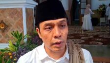Gus Kautsar menghadiri Haul Masyayikh Jemaah Sholawat Nariyah Ittisholana di Alun-alun Situbondo. Dalam tausiyahnya, ia mengajak jemaah menjaga adab kepada guru dan istiqamah mengamalkan Sholawat Nariyah, (Fia Rahma/Liputansatu.id).