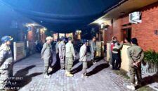 Petugas gabungan Satpol PP dan Damkar Kabupaten Tuban bersama TNI, Polri, Subdenpom, serta OPD terkait menggelar operasi penegakan Peraturan Daerah di salah satu rumah kos di Kabupaten Tuban, Minggu (19/7/2026) malam, (Aji Swasto/Liputansatu.id).