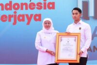 Bupati Tuban Aditya Halindra Faridzky menerima Penghargaan Jer Basuki Mawa Beya Kategori Emas Bidang Koperasi dari Gubernur Jawa Timur setelah empat Koperasi Desa Merah Putih di Tuban mencatat transaksi lebih dari Rp9 miliar, (Assayid Annazili/Liputansatu.id).