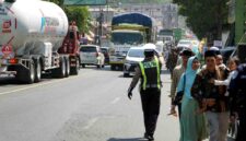Personel Satlantas Polresta Tuban melakukan pengaturan arus lalu lintas di kawasan Pondok Pesantren Langitan, Kecamatan Widang, saat pelaksanaan Haul Ponpes Langitan 2026, (Assayid Annazili/Liputansatu.id).