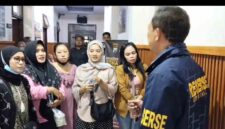Sejumlah korban dugaan penipuan memberikan keterangan kepada penyidik Satreskrim Polres Situbondo setelah terduga pelaku RSA berhasil diamankan di sebuah hotel di Situbondo, (Fia Rahma/Liputansatu.id).