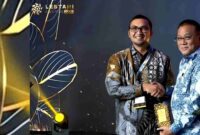 Perwakilan PT Solusi Bangun Indonesia Tbk menerima penghargaan Lestari Awards 2026 kategori Circular Economy atas inovasi Nathabumi dalam pemanfaatan limbah sebagai bahan bakar dan bahan baku alternatif untuk mendukung ekonomi sirkular serta dekarbonisasi industri semen, (Assayid Annazili/Liputansatu.id).