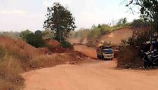 Sebuah truk pengangkut material melintas di kawasan tambang di Desa Latsari, Kecamatan Bancar, Kabupaten Tuban, Senin (27/07/2026), (Assayid Annazili/Liputansatu.id).