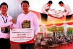 Bank Jatim Kembali Tegaskan Komitmen Dukung Pembangunan Tuban, Salurkan CSR di Festival Mangrove Jatim X Direktur Utama Bank Jatim menyerahkan bantuan CSR Rp849 juta kepada Bupati Tuban pada Festival Mangrove Jawa Timur 2026 di Pantai Panduri