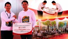 Direktur Utama Bank Jatim Winardi Legowo menyerahkan bantuan CSR senilai Rp849 juta kepada Pemerintah Kabupaten Tuban untuk pembangunan lapangan futsal dan mini soccer saat Festival Mangrove Jawa Timur ke-10 di Pantai Panduri, Kecamatan Jenu, (Aji Swasto/Liputansatu.id).