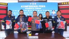 Wakapolresta Tuban, Kompol Supiyan (tengah) didampingi Kasat Reskrim AKP Bobby Wirawan Wicaksono Elsam (kanan) dan Kasi Humas Iptu Mokh Iksan saat menunjukkan batang bukti di Mapolresta setempat, (Annazili/Liputansatu.id).
