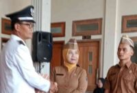 Kepala Desa Pulotondo, Mawardi (Kiri), melantik Kepala Dusun Jangglengan, Mia Audina (tengah), dan Kasi Kesra, Alfin Khoirur Rofiqi (kanan). (Gambar : Hendra)
