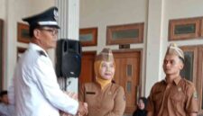 Kepala Desa Pulotondo, Mawardi (Kiri), melantik Kepala Dusun Jangglengan, Mia Audina (tengah), dan Kasi Kesra, Alfin Khoirur Rofiqi (kanan). (Gambar : Hendra)