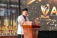 Ketua PGRI Tulungagung, Muhadi saat memberikan sambutan (gambar : Hendra)
