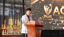 Ketua PGRI Tulungagung, Muhadi saat memberikan sambutan (gambar : Hendra)