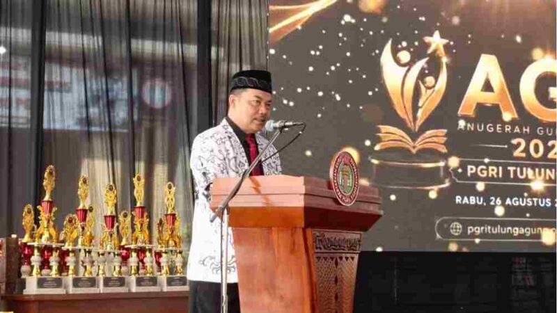 Ketua PGRI Tulungagung, Muhadi saat memberikan sambutan (gambar : Hendra)