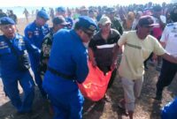 Tim SAR bersama Satpolairud Polres Situbondo saat melakukan evakuasi nelayan asal Jangkar yang ditemukan meninggal untuk dilakukan proses selanjutnya, (Fia/Liputansatu.id).