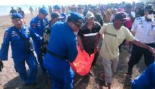 Tim SAR bersama Satpolairud Polres Situbondo saat melakukan evakuasi nelayan asal Jangkar yang ditemukan meninggal untuk dilakukan proses selanjutnya, (Fia/Liputansatu.id).