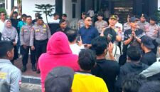 Puluhan warga Desa Socorejo, Kecamatan Jenu saat menduduki DPRD Tuban untuk bertemu dan meminta klarifikasi kepada Anggota DPRD Tuban, Fahmi Fikroni, (Assayid/Liputansatu.id).