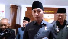 Bupati Tuban, Aditya Halindra Faridzky didampingi Wakil Bupati, Joko Sarwono dan Sekda Tuban, Budi Wiyana saat doorstop usai Paripurna di DPRD Tuban, (Assayid/Liputansatu.id).