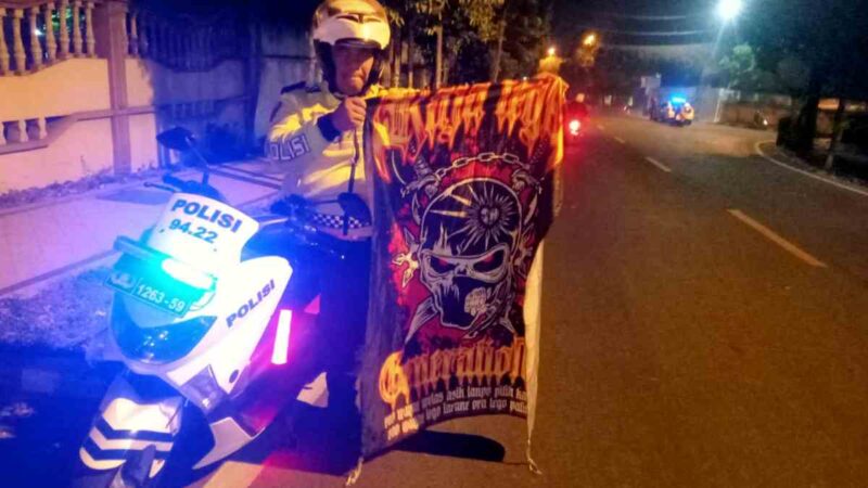 Polisi melakukan penyisiran di lokasi dugaan tawuran antarkelompok pemuda di Jalan HOS Cokroaminoto, Kecamatan Tuban, Sabtu (01/08/2026) dini hari, (Aji Swasto/Liputansatu.id).