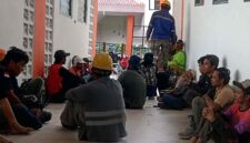 Sejumlah pekerja proyek pembangunan Sekolah Rakyat (SR) di Kelurahan Mondokan, Kecamatan Tuban, menghentikan aktivitas dan berkumpul di dalam area proyek saat aksi mogok kerja, Senin (03/08/2026), (Assayid Annazili/Liputansatu.id).